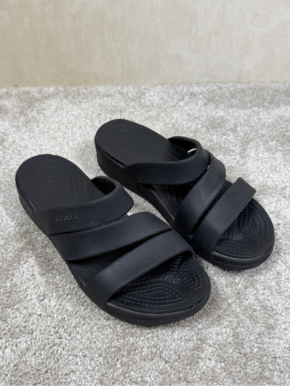 Crocs Women’s Gateway Strappy Sandals Lightweight Platform Sole in Black 7